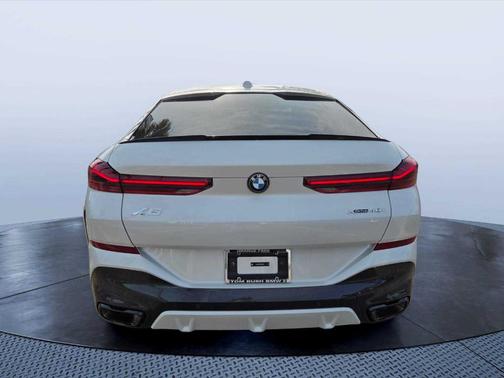 Mineral White Metallic 2026 BMW X6 xDrive40i