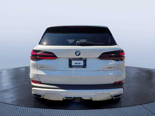 Mineral White Metallic 2024 BMW X5 xDrive40i