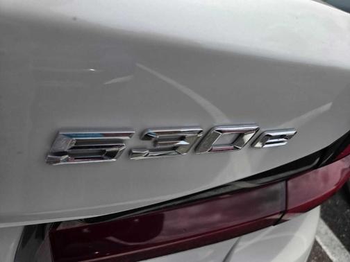 Mineral White Metallic 2023 BMW 530e 530e