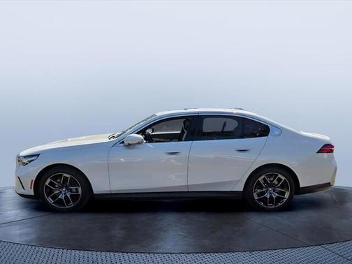 Mineral White Metallic 2025 BMW i5 xDrive40