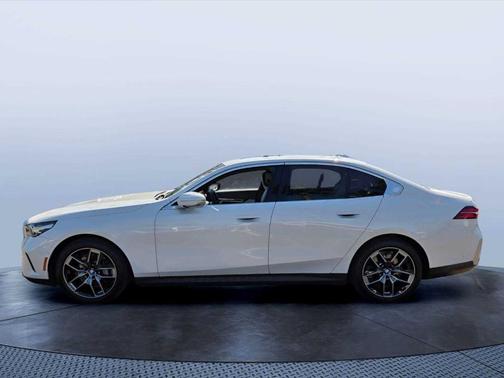 Mineral White Metallic 2025 BMW i5 xDrive40