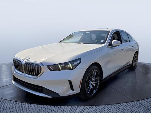 Mineral White Metallic 2025 BMW i5 xDrive40