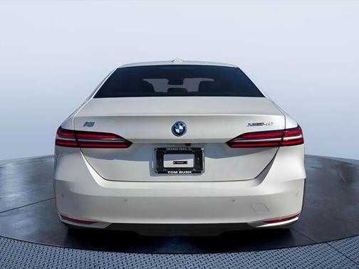 Mineral White Metallic 2025 BMW i5 xDrive40