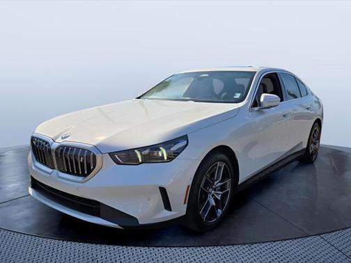 Mineral White Metallic 2025 BMW i5 xDrive40