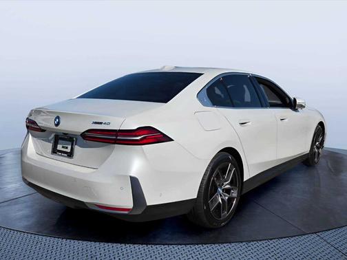 Mineral White Metallic 2025 BMW i5 xDrive40