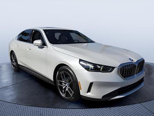 Mineral White Metallic 2025 BMW i5 xDrive40