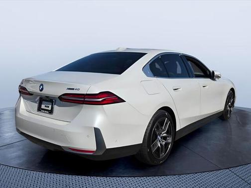 Mineral White Metallic 2025 BMW i5 xDrive40