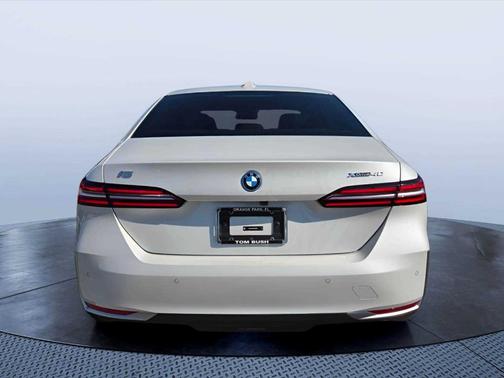 Mineral White Metallic 2025 BMW i5 xDrive40