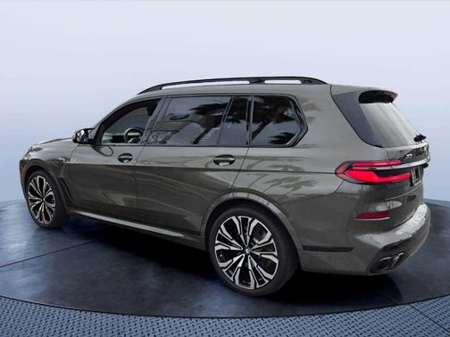 Manhattan Green Metallic 2024 BMW X7 M60i