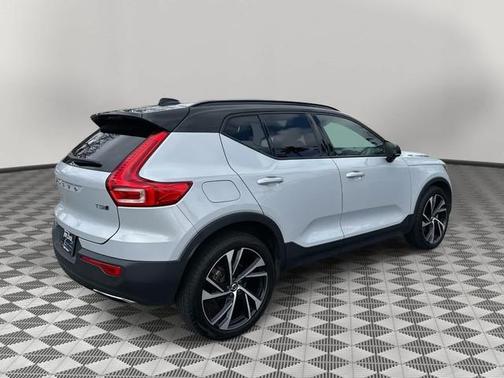 Glacier Silver Metallic 2020 Volvo XC40 T5 R-Design