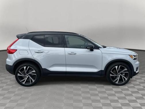 Glacier Silver Metallic 2020 Volvo XC40 T5 R-Design