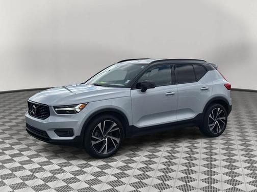Glacier Silver Metallic 2020 Volvo XC40 T5 R-Design