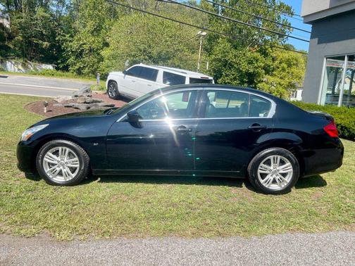 2015 INFINITI Q40 Base