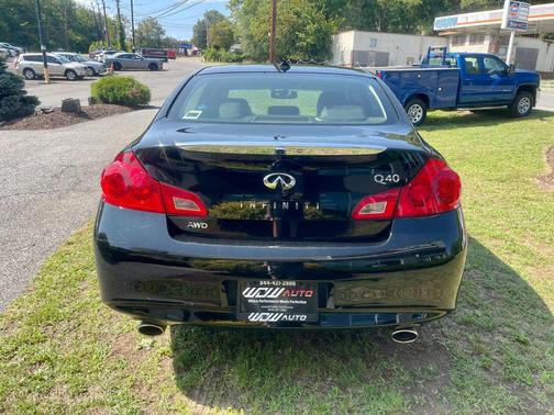 2015 INFINITI Q40 Base