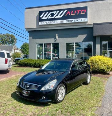 2015 INFINITI Q40 Base