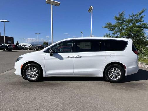 2025 Chrysler Voyager LX