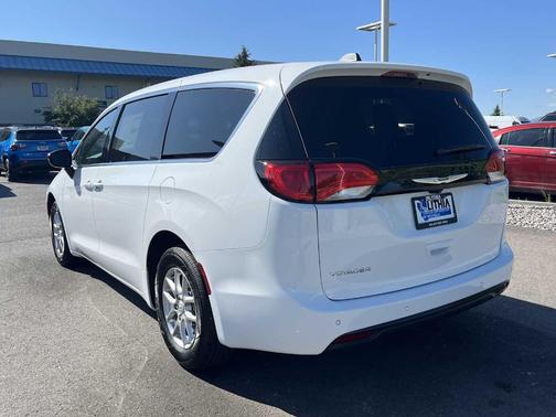 2025 Chrysler Voyager LX