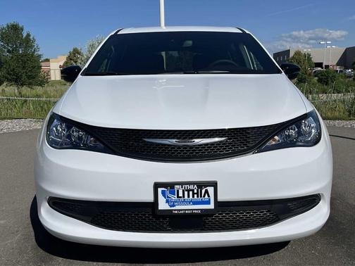 2025 Chrysler Voyager LX