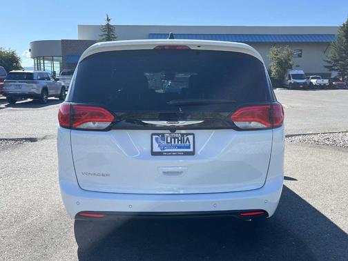 2025 Chrysler Voyager LX