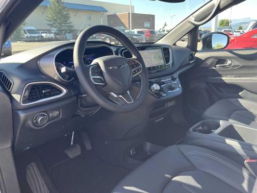 2025 Chrysler Voyager LX