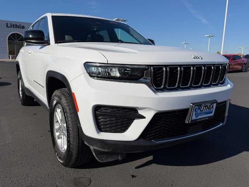Bright White Clearcoat 2025 Jeep Grand Cherokee Laredo