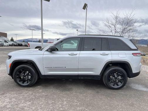 2026 Jeep Grand Cherokee Laredo