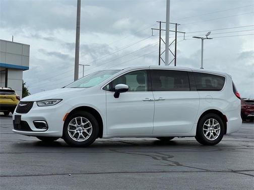 2023 Chrysler Pacifica Touring-L