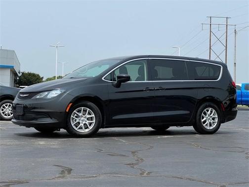 2022 Chrysler Voyager LX