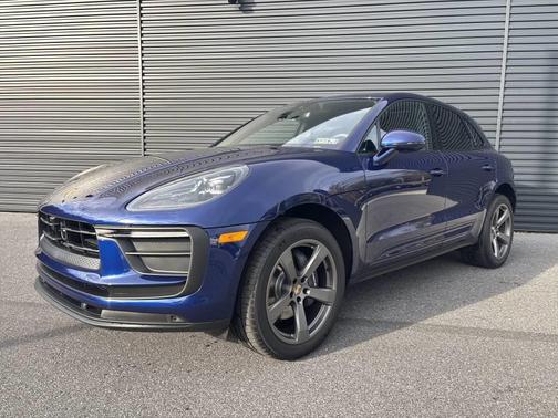 Gentian Blue Metallic 2026 Porsche Macan Macan