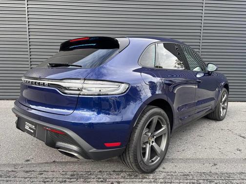 Gentian Blue Metallic 2026 Porsche Macan Macan