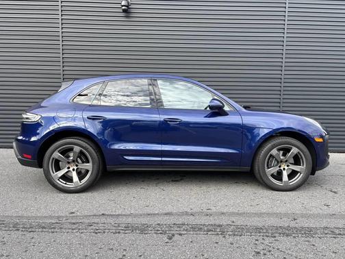 Gentian Blue Metallic 2026 Porsche Macan Macan