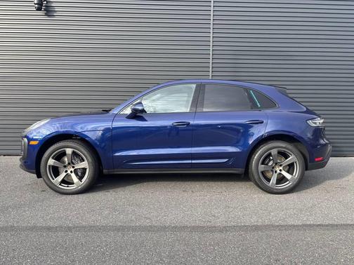Gentian Blue Metallic 2026 Porsche Macan Macan