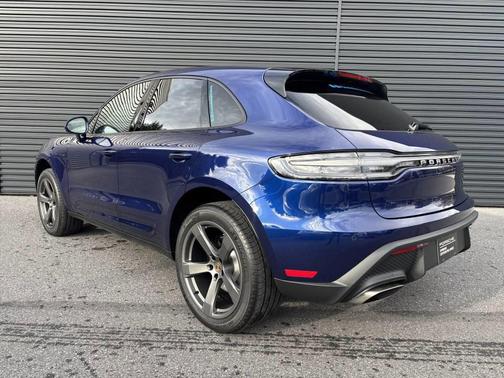 Gentian Blue Metallic 2026 Porsche Macan Macan