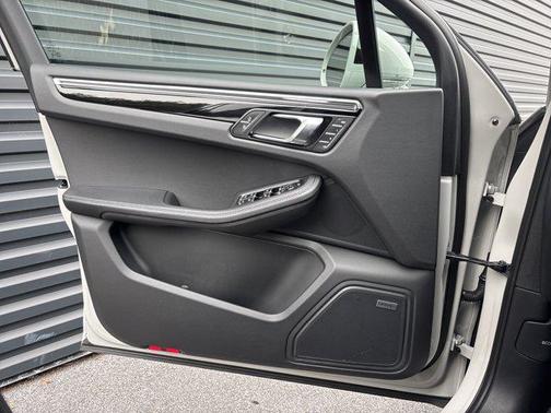 2025 Porsche Macan AWD