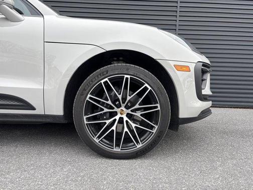 2025 Porsche Macan AWD