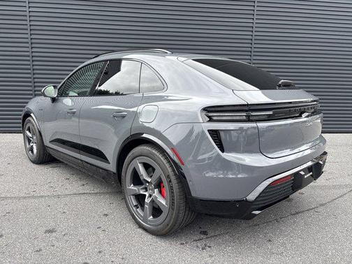 2025 Porsche Macan Turbo