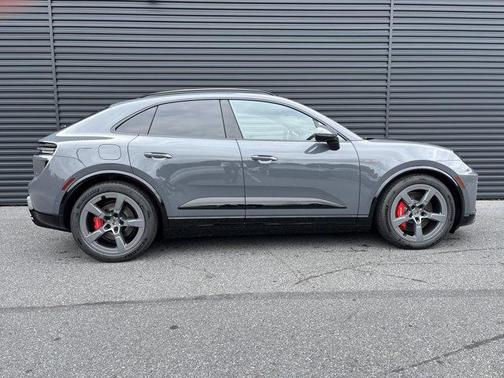 2025 Porsche Macan Turbo