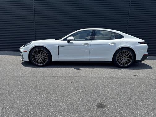 Carrara White Metallic 2026 Porsche Panamera Turbo