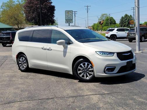 Luxury White Pearlcoat 2021 Chrysler Pacifica Touring-L