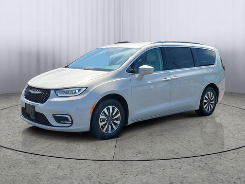 Luxury White Pearlcoat 2021 Chrysler Pacifica Touring-L