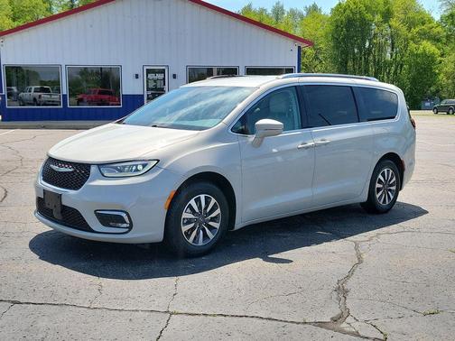Luxury White Pearlcoat 2021 Chrysler Pacifica Touring-L