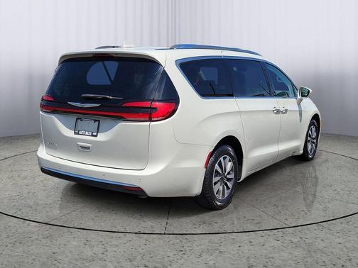 Luxury White Pearlcoat 2021 Chrysler Pacifica Touring-L