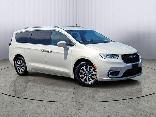 Luxury White Pearlcoat 2021 Chrysler Pacifica Touring-L