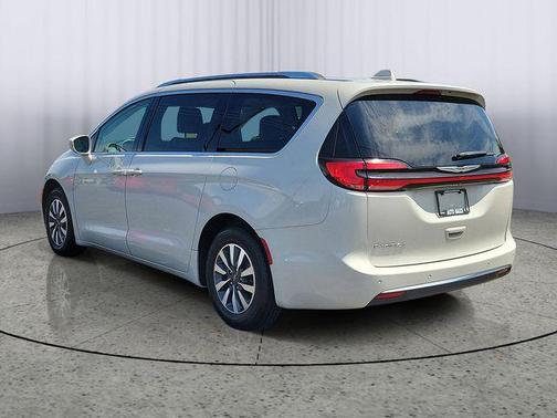 Luxury White Pearlcoat 2021 Chrysler Pacifica Touring-L