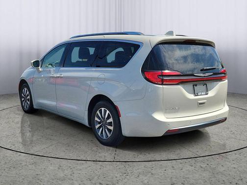Luxury White Pearlcoat 2021 Chrysler Pacifica Touring-L