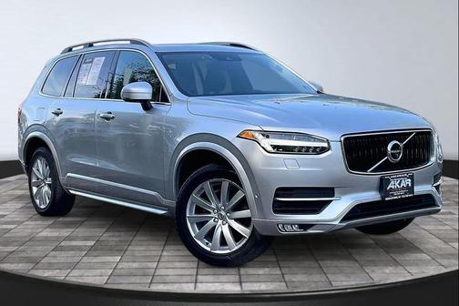 Bright Silver Metallic 2017 Volvo XC90 T6 Momentum