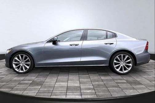 Gray 2019 Volvo S60 T6 Momentum