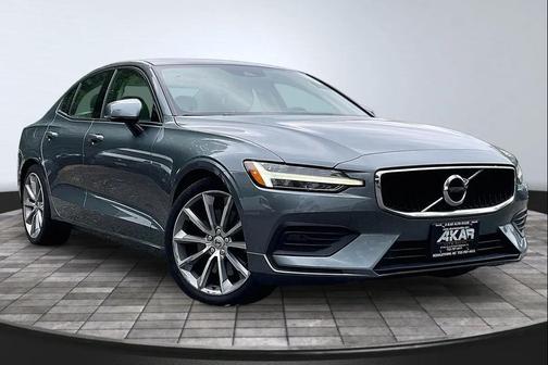Gray 2019 Volvo S60 T6 Momentum