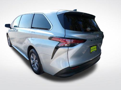 Celestial Silver Metallic 2021 Toyota Sienna LE