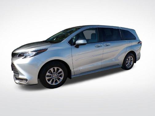 Celestial Silver Metallic 2021 Toyota Sienna LE